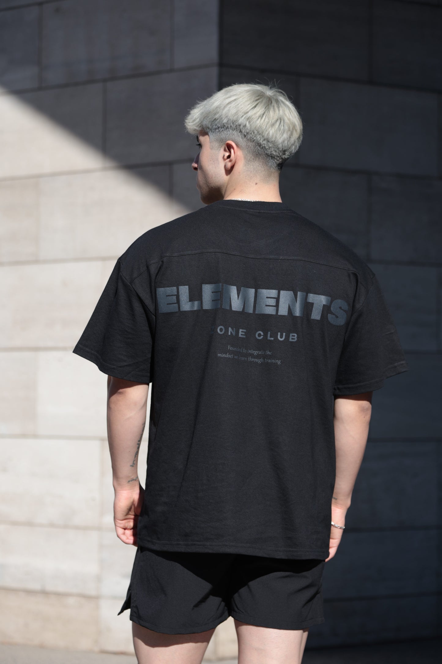 POLERA OVERSIZE ELEMENTS™ NEGRA