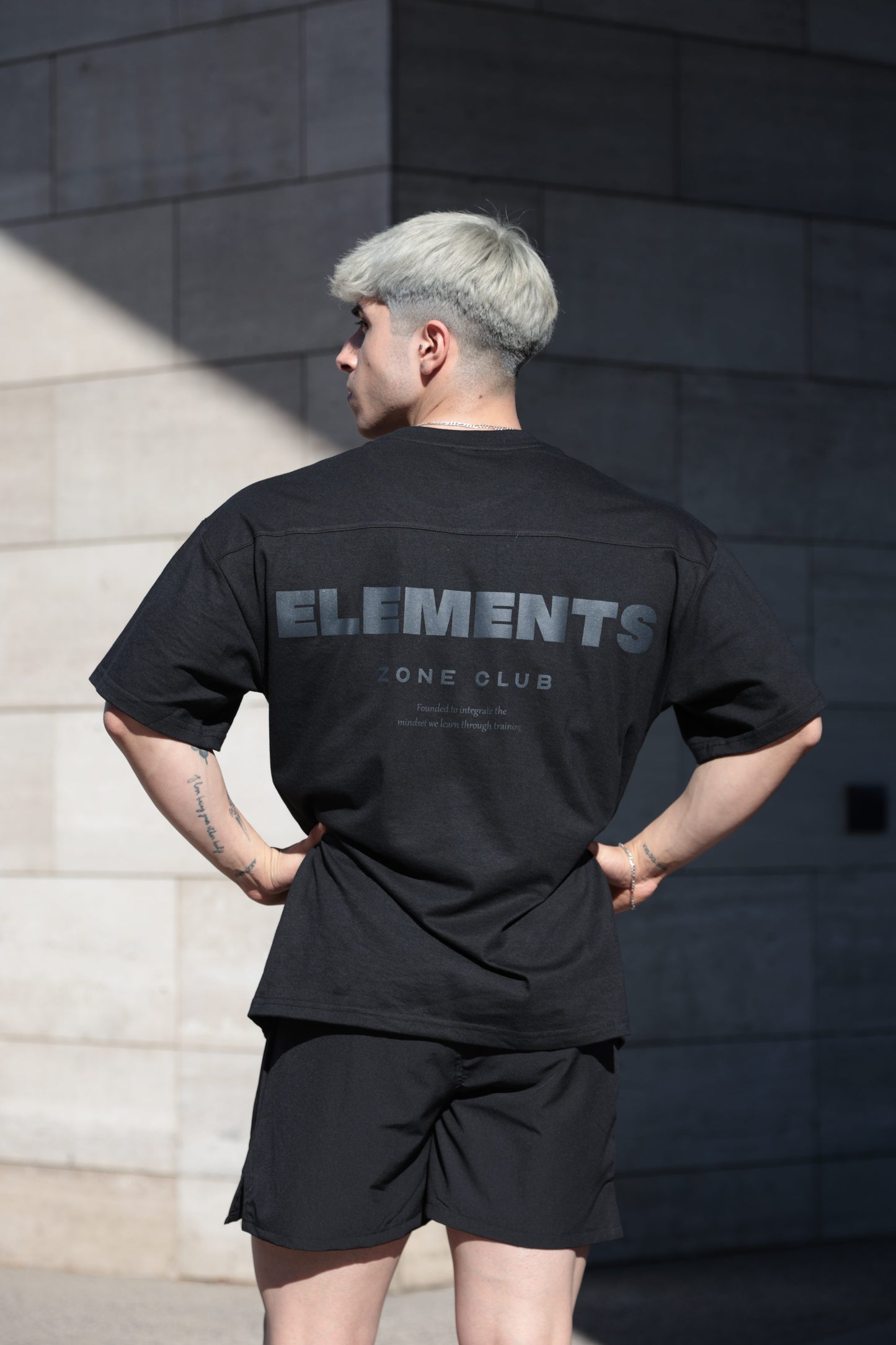 POLERA OVERSIZE ELEMENTS™ NEGRA