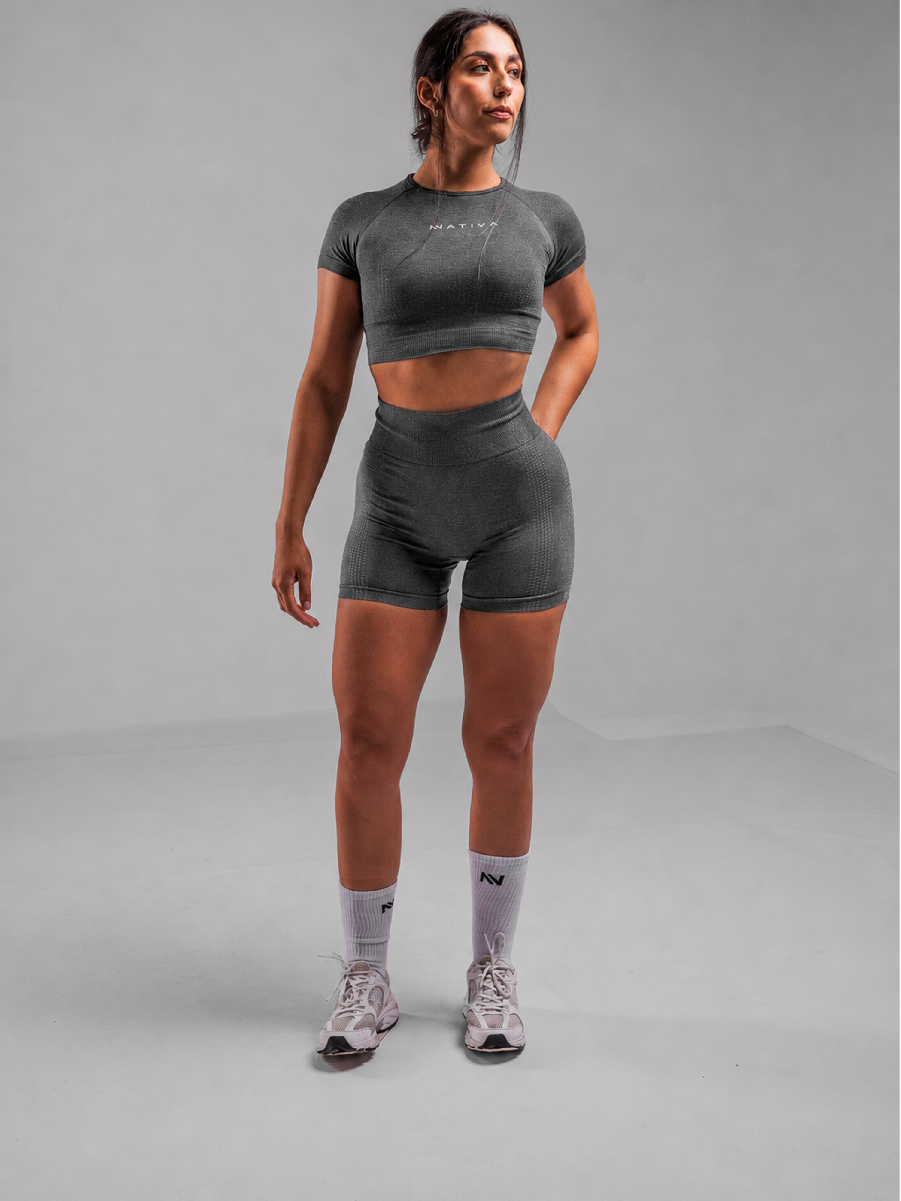 SHORT GRIS OSCURO MUJER NATIVA