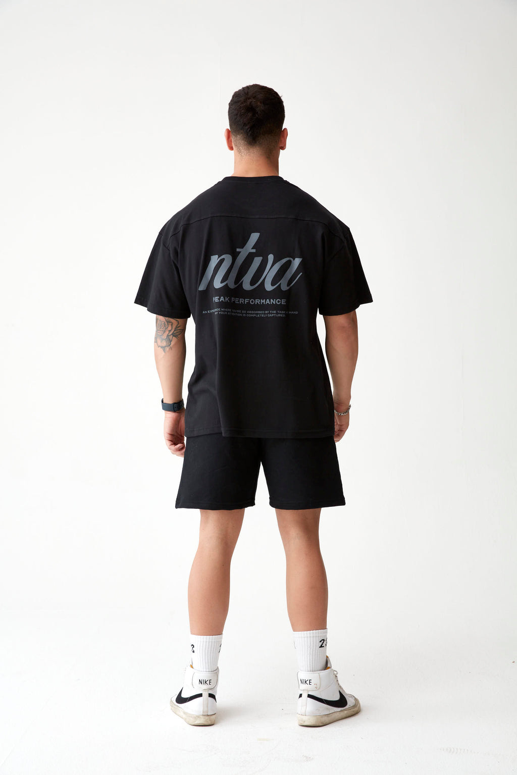 POLERA OVERSIZE NTVA™ NEGRA