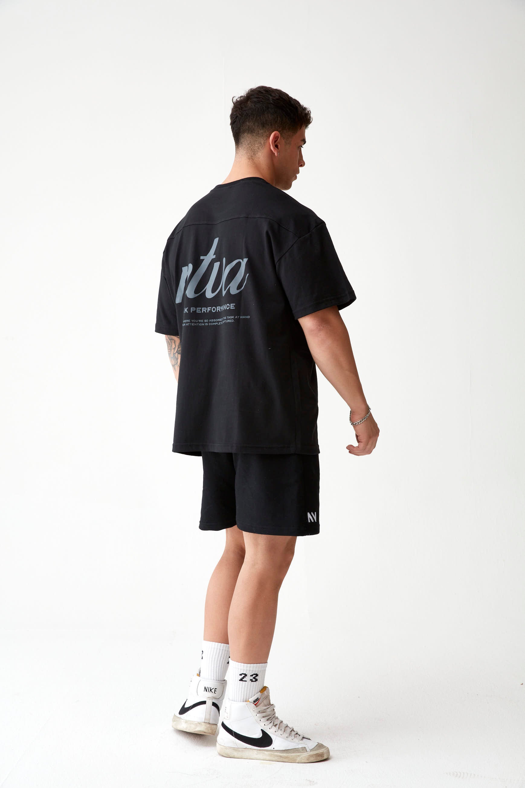 POLERA OVERSIZE NTVA™ NEGRA