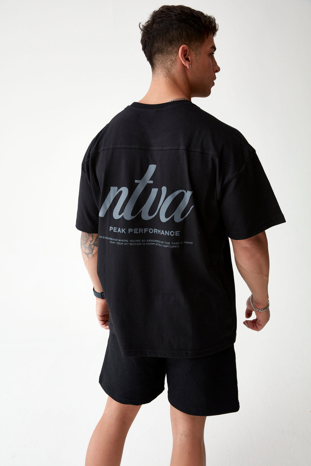 POLERA OVERSIZE NTVA™ NEGRA