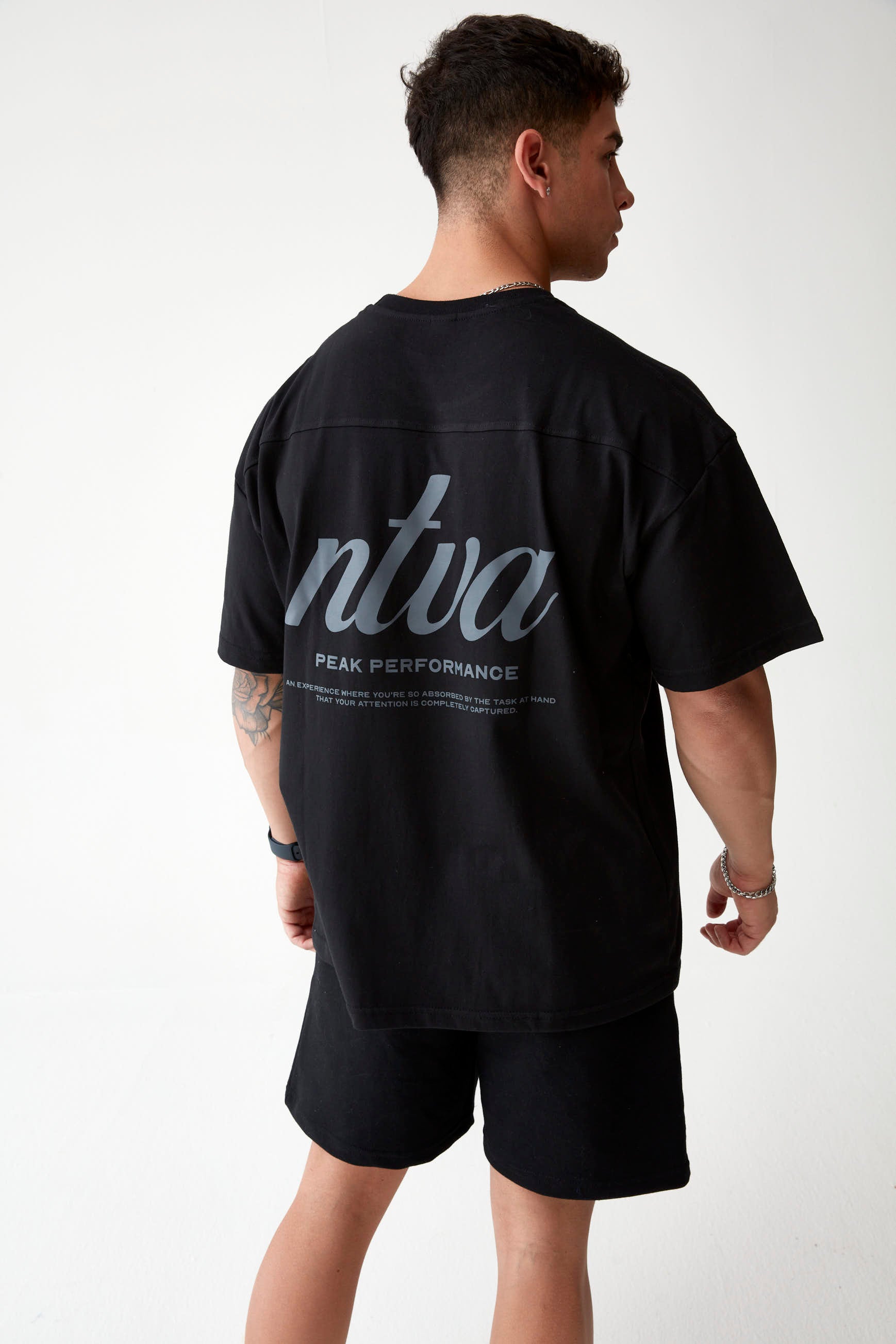 POLERA OVERSIZE NTVA™ NEGRA