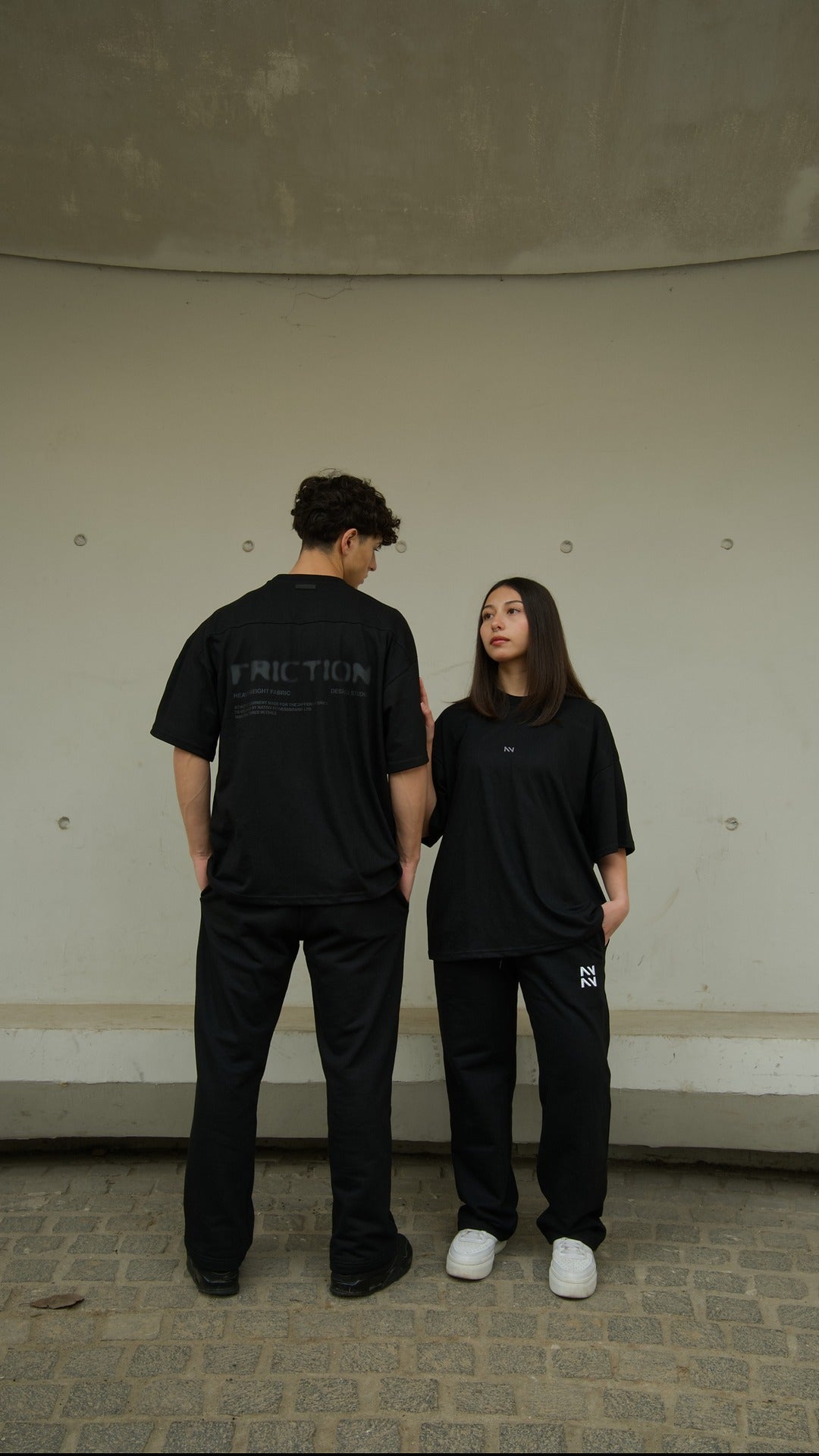 POLERA OVERSIZE FRICTION NEGRA