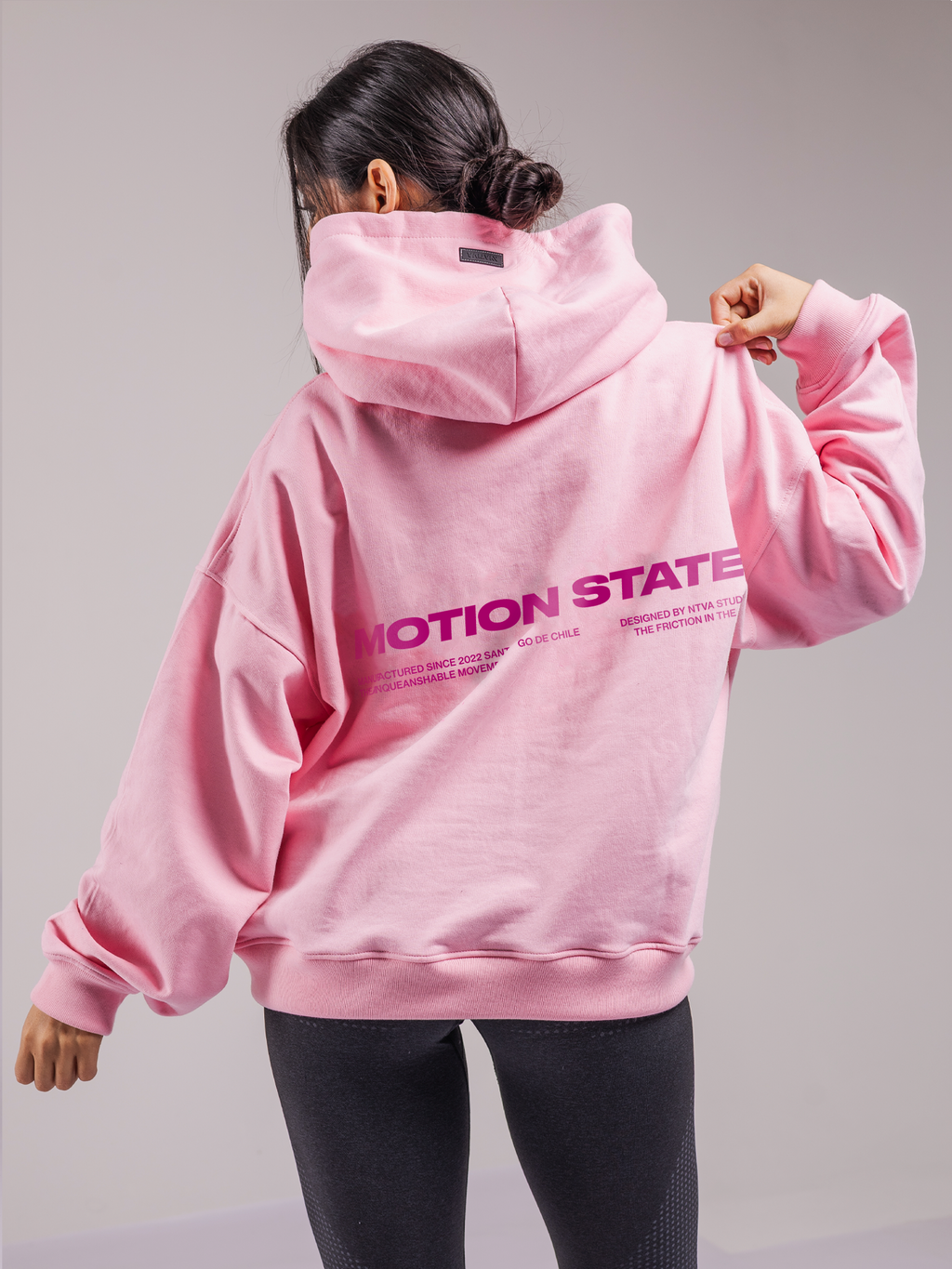 Hoodie Motion™ Boxy Fit Rosado — modelo | Nativa Elements