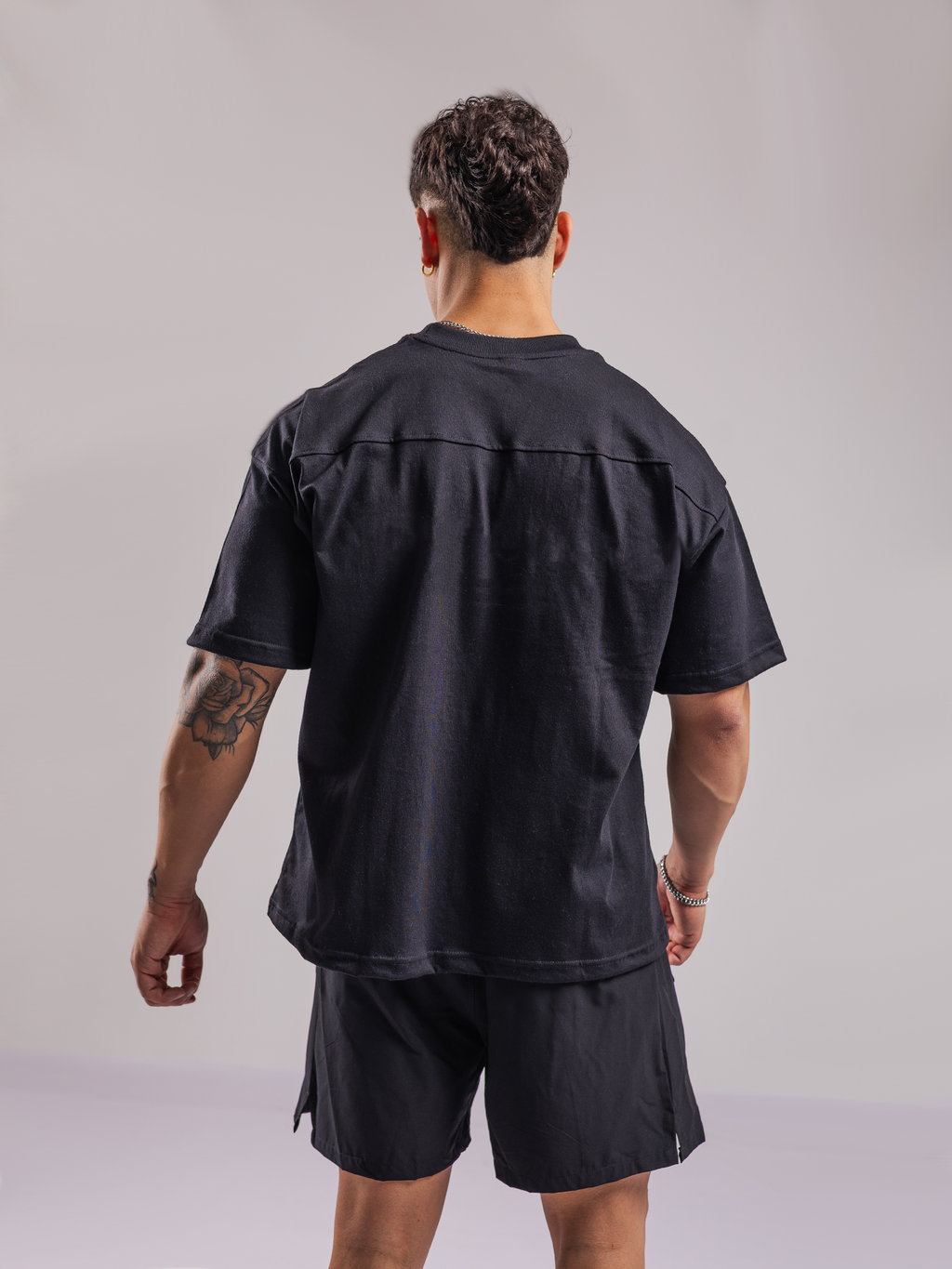 Polera Oversize Unfair™ Negra — modelo | Nativa Elements