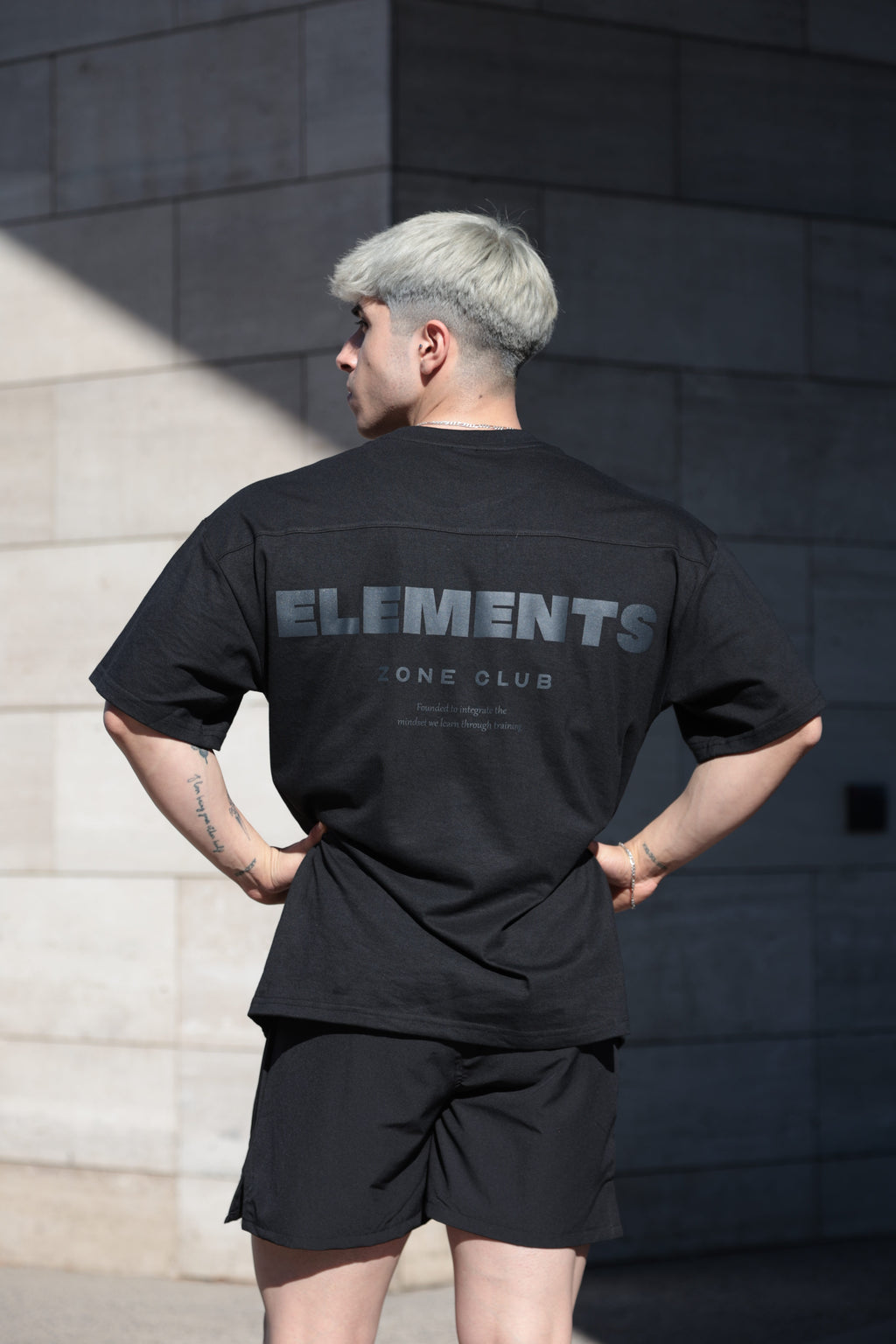 POLERA OVERSIZE ELEMENTS™ NEGRA (Bordado Blanco)