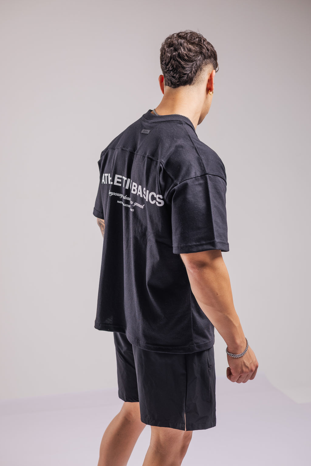 POLERA BASICS™ OVERSIZE NEGRA