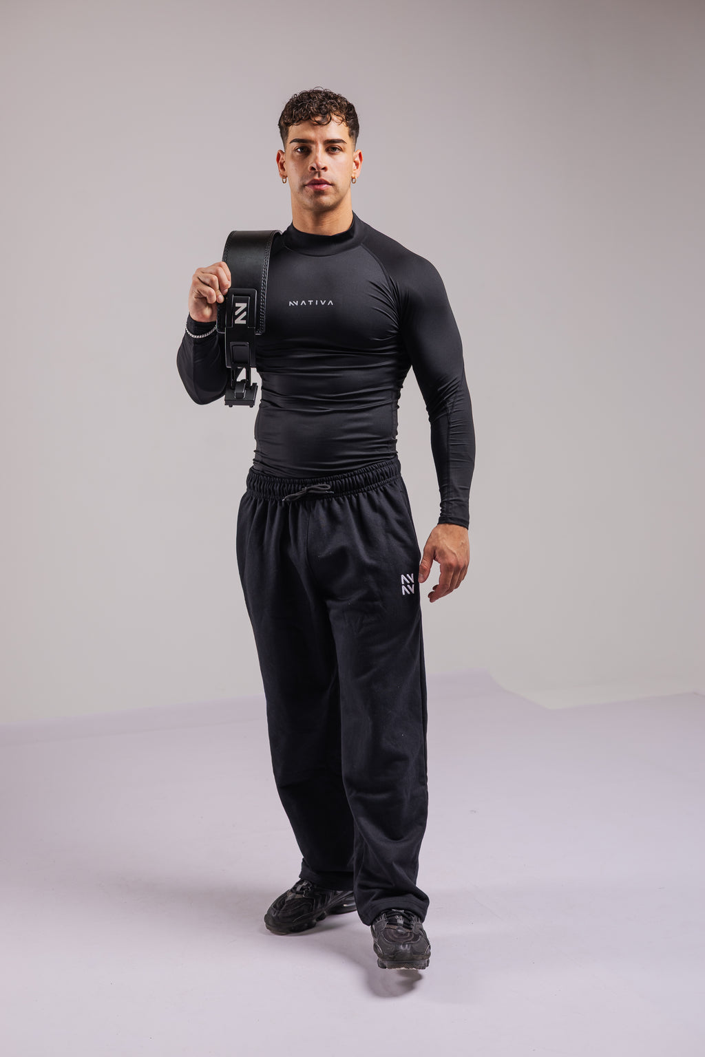 Buzo Perfect Fit Negro — vista lateral | Nativa Elements
