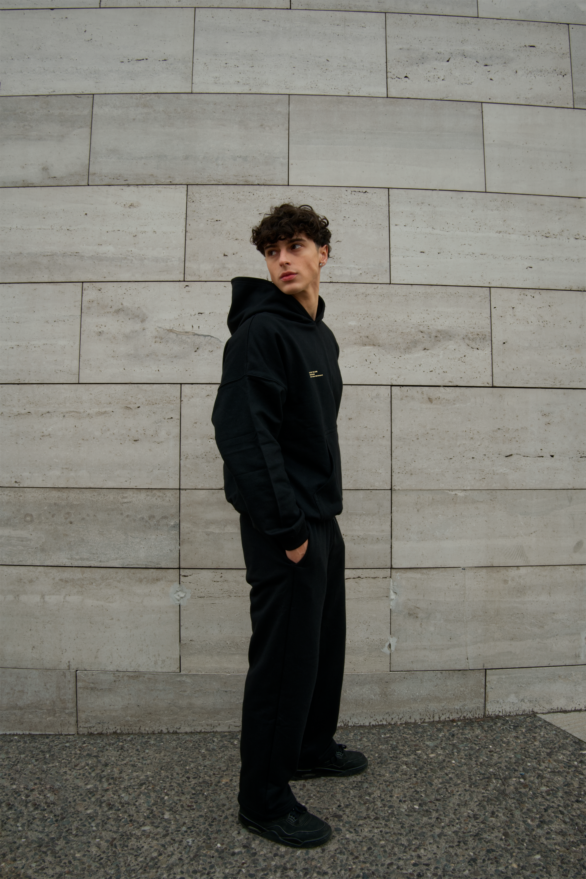 HOODIE MOTION™ NEGRO/AMARILLO