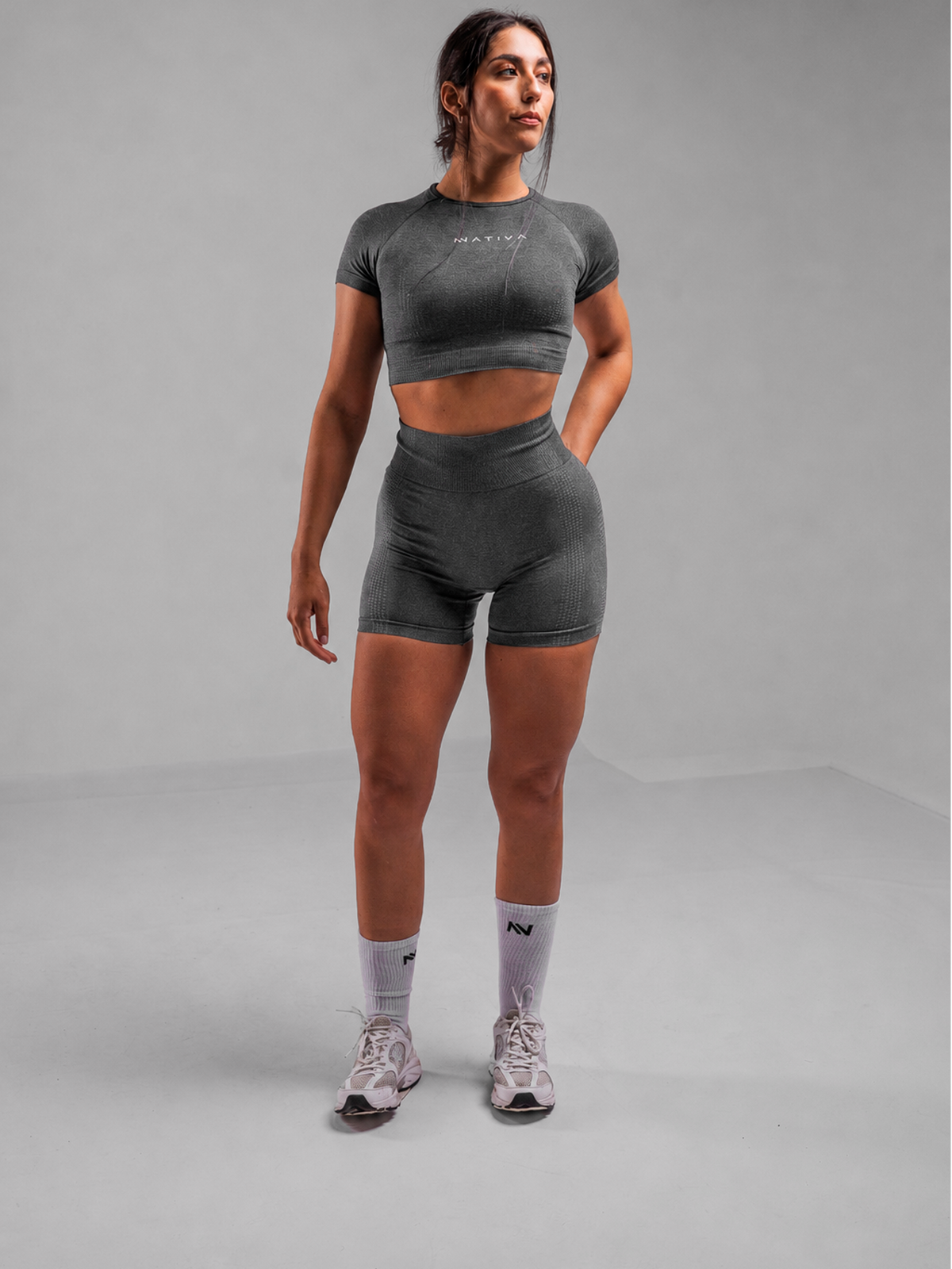 SHORT GRIS OSCURO MUJER NATIVA