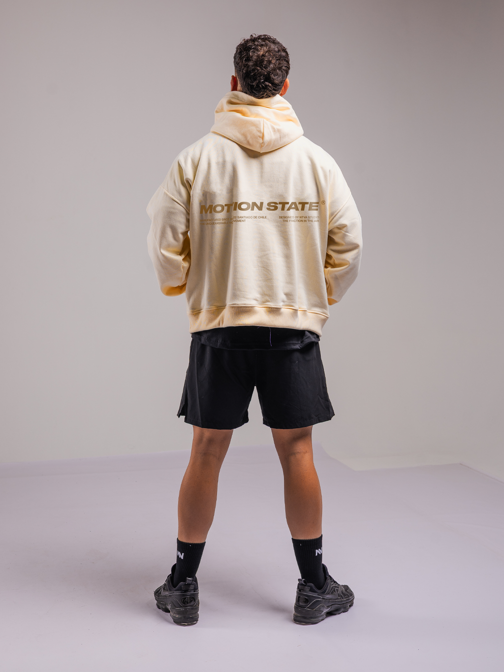 Hoodie Motion™ Crema — modelo | Nativa Elements