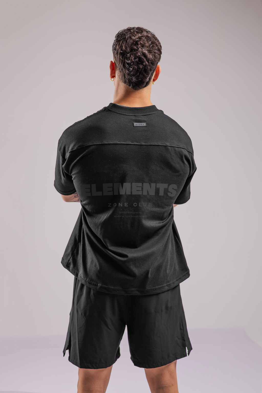 POLERA ELEMENTS™ OVERSIZE NEGRA