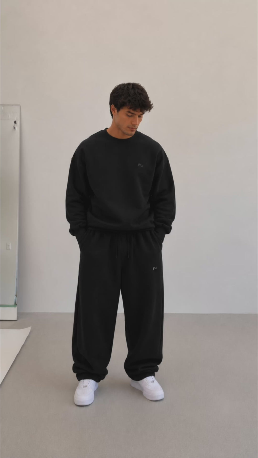 CREWNECK NEGRO BASIC® POLERÓN RELAXED FIT